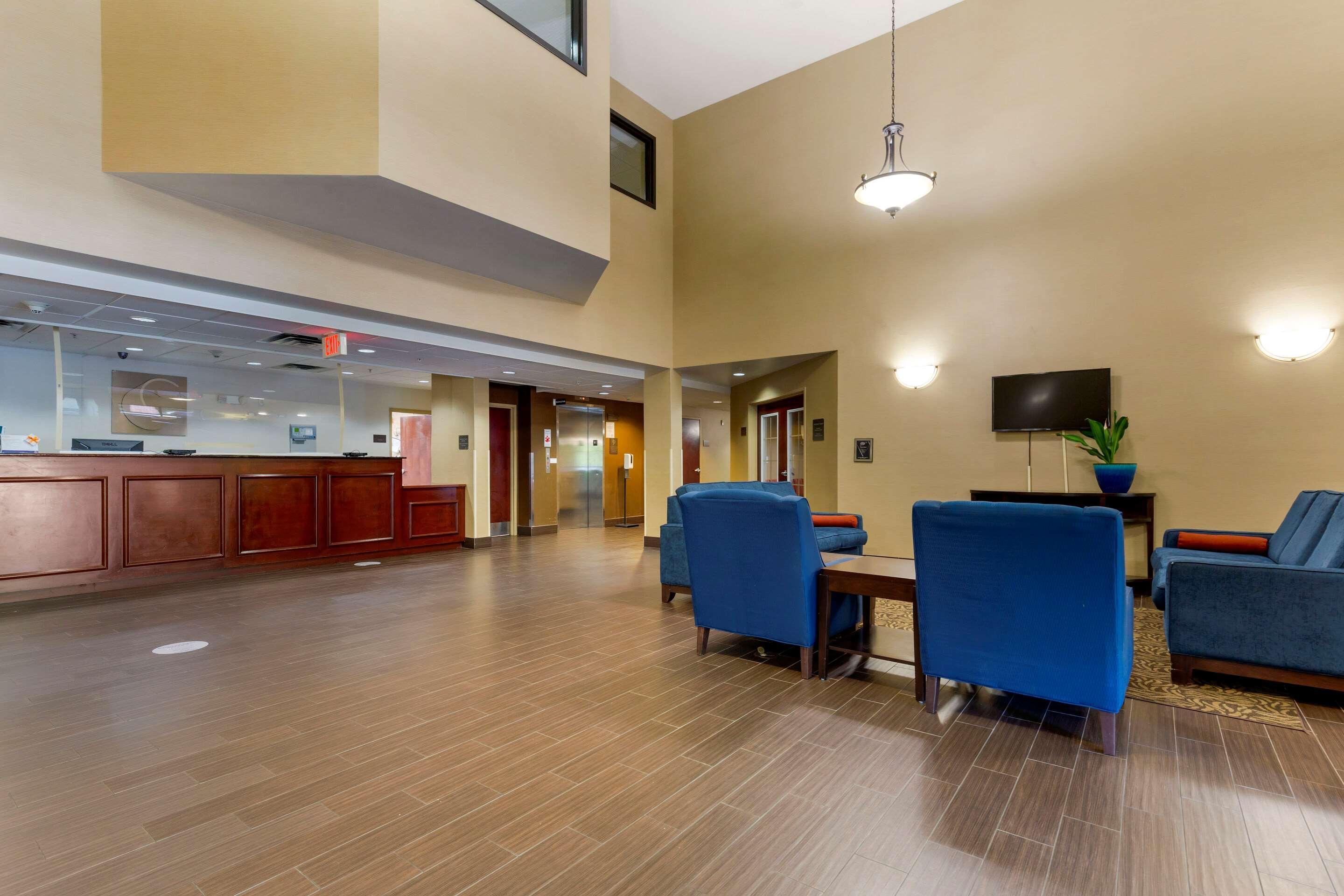 Comfort Inn & Suites Кеймбридж Екстериор снимка