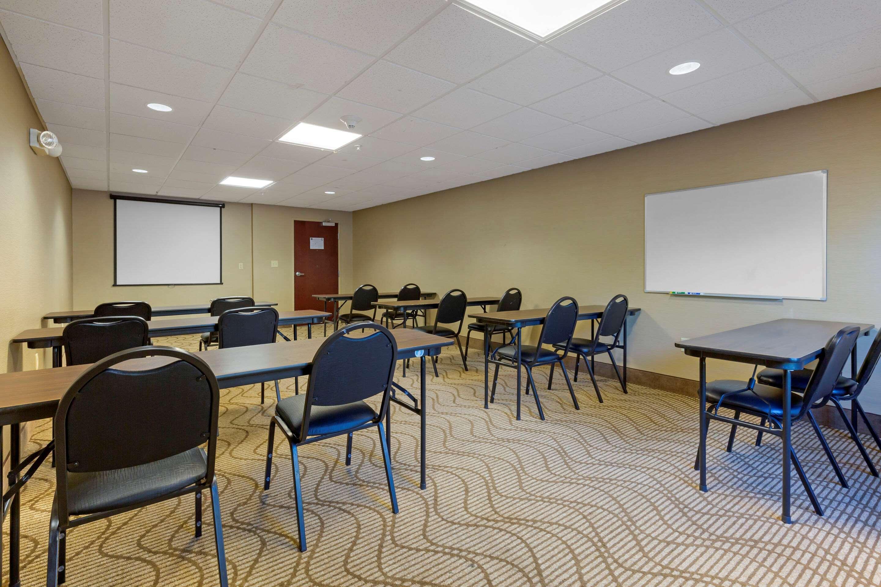 Comfort Inn & Suites Кеймбридж Екстериор снимка
