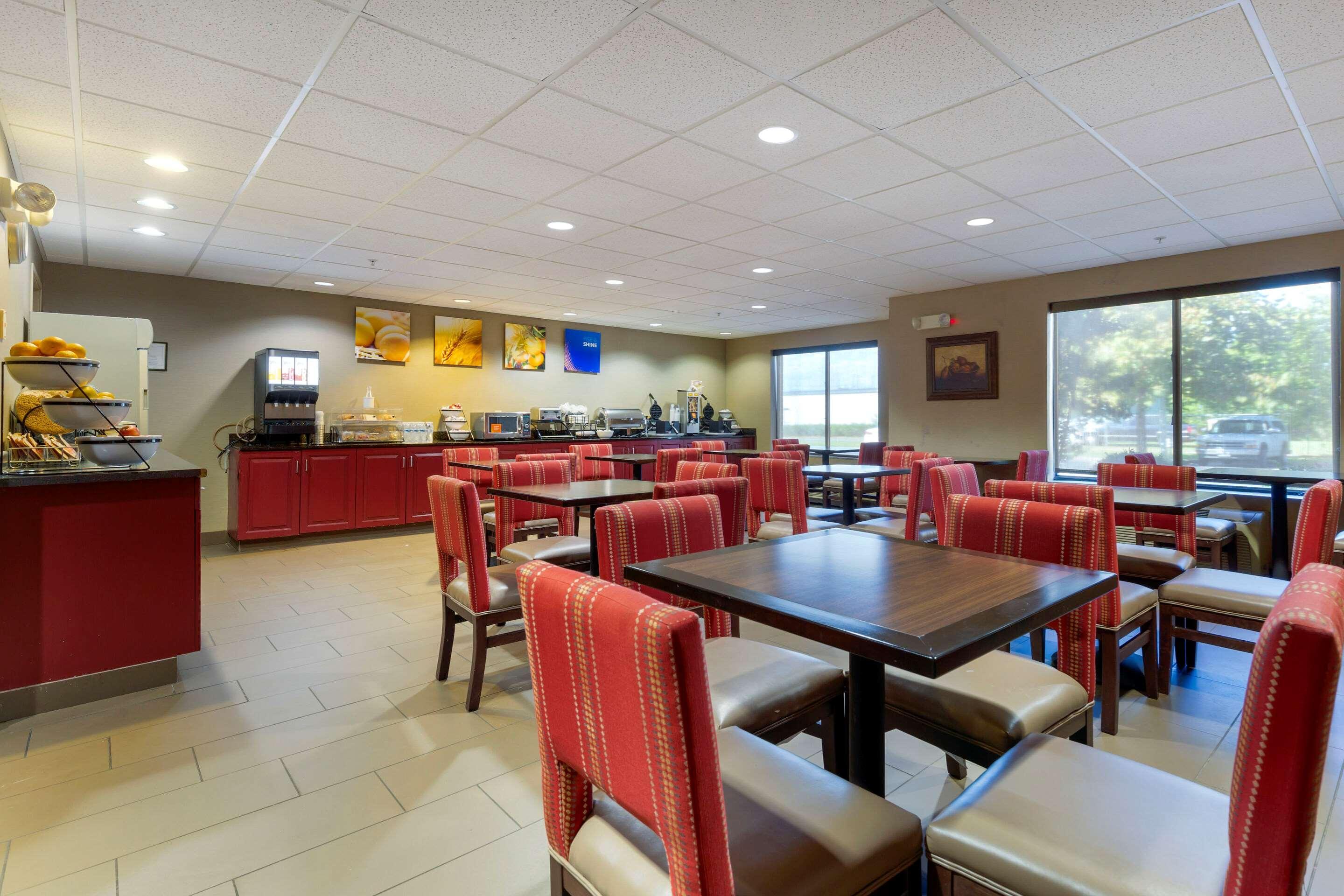 Comfort Inn & Suites Кеймбридж Екстериор снимка
