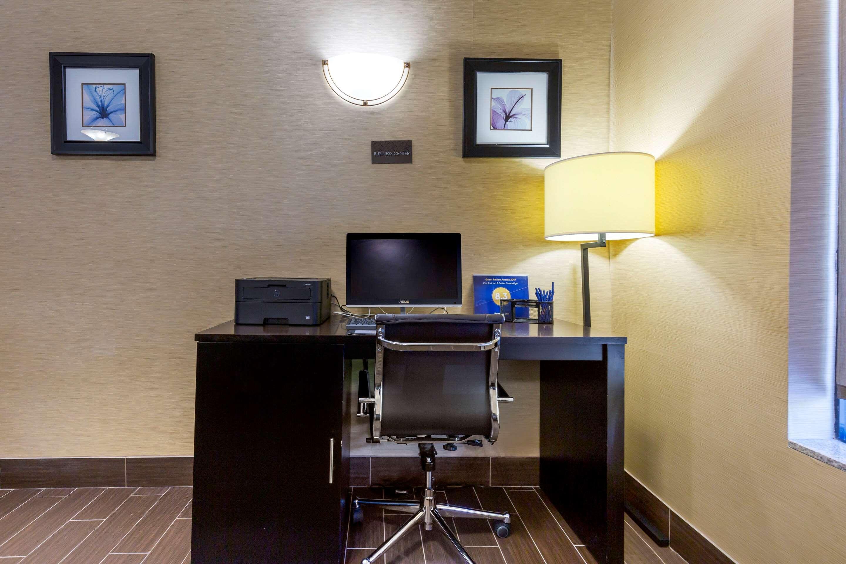 Comfort Inn & Suites Кеймбридж Екстериор снимка