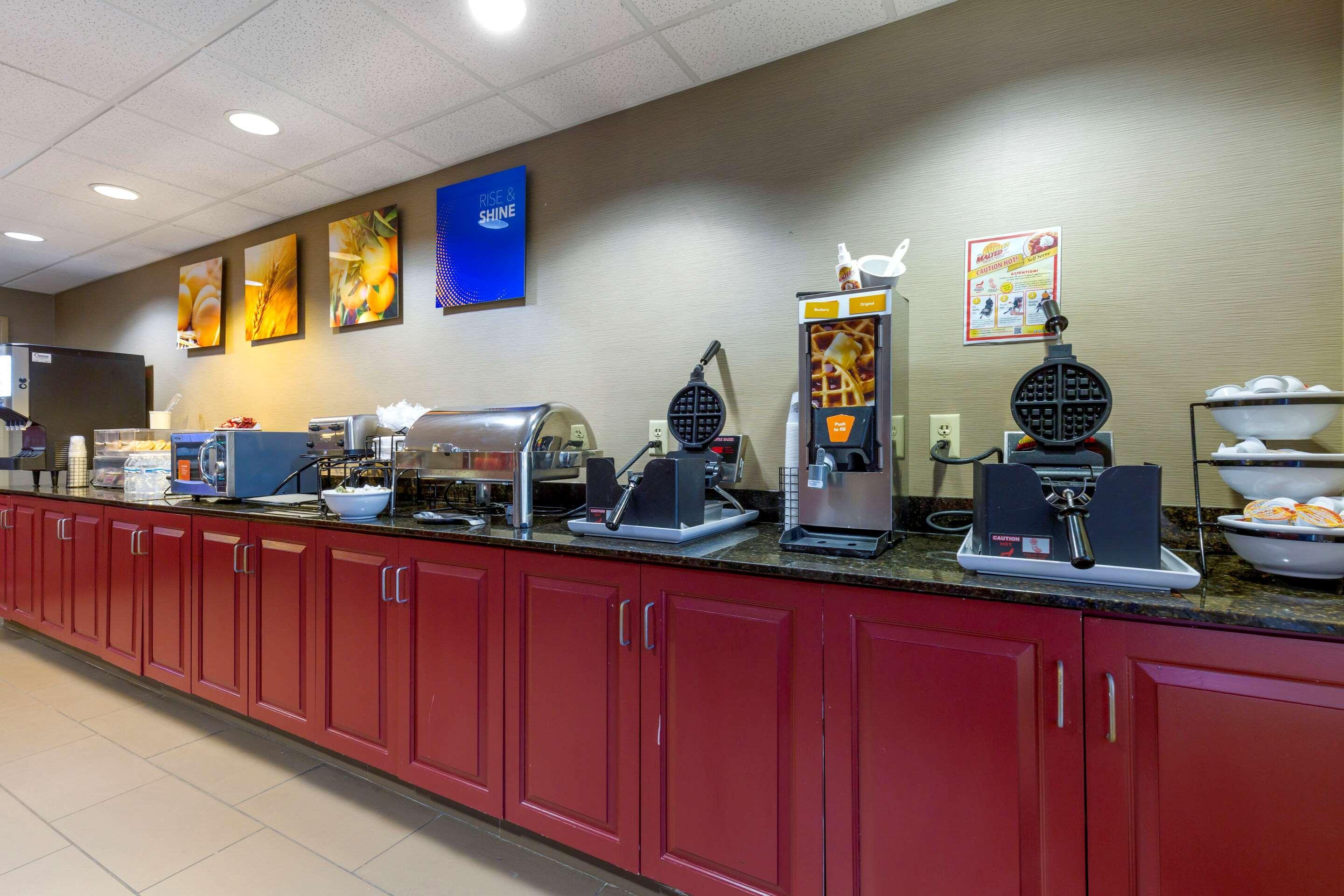 Comfort Inn & Suites Кеймбридж Екстериор снимка